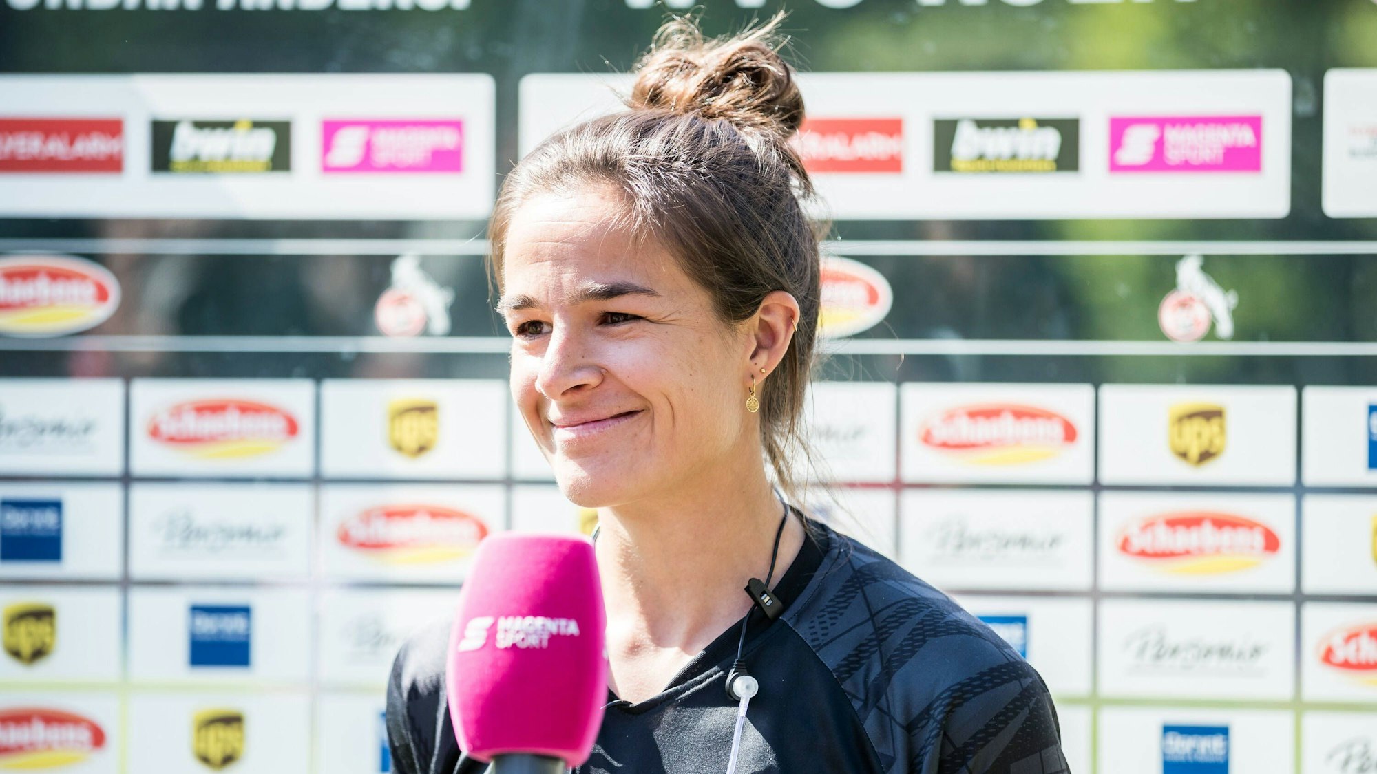 Lena Lotzen im Trikot des 1. FC Köln.
