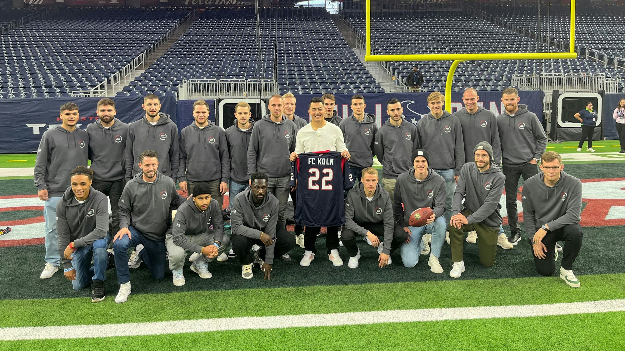 Die Spieler des 1. FC Köln posieren am Sonntag (20. November 2022) im NRG Stadium nach dem NFL-Spiel der Houstons Texans gegen die Washington Commanders.