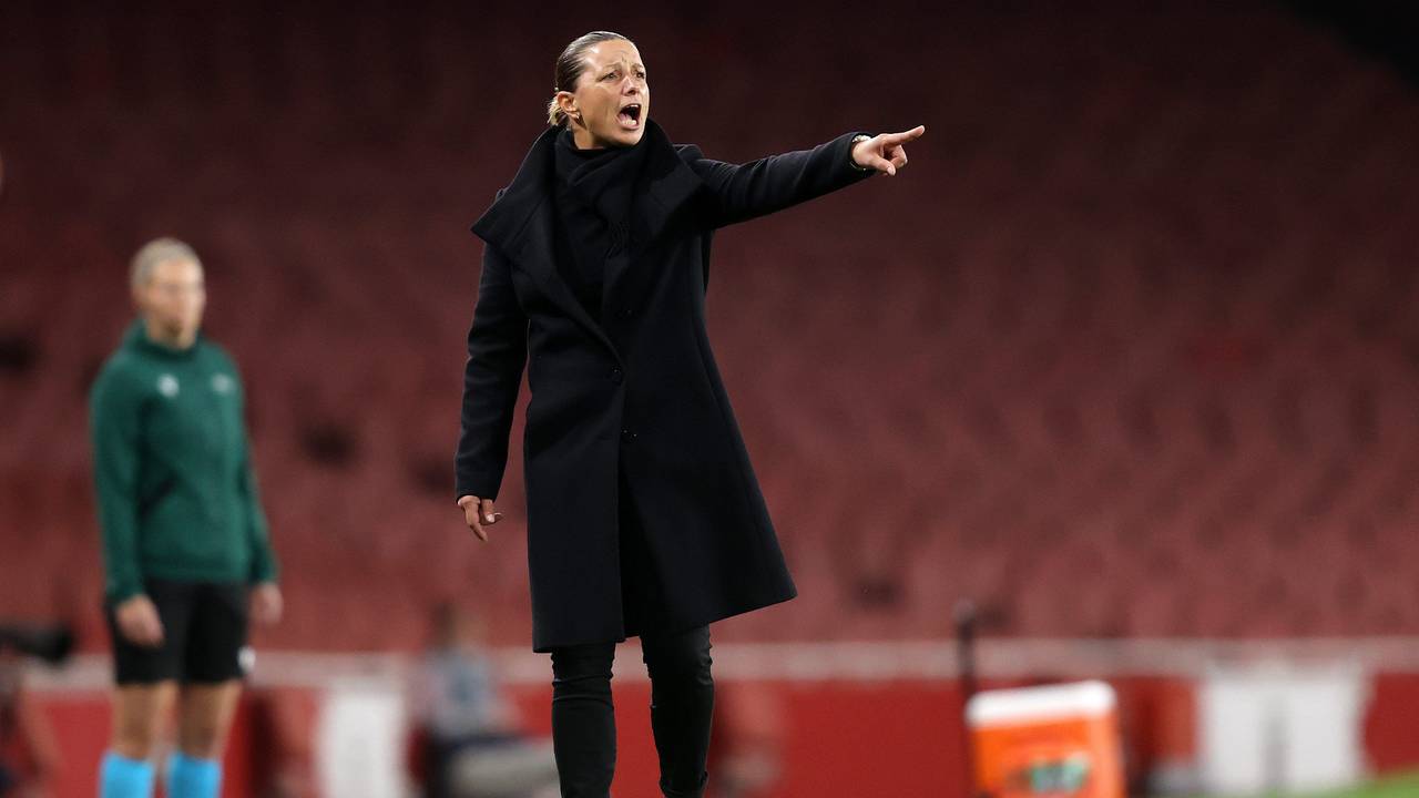 Inka Grings gibt als Trainerin lautstark Anweisungen.