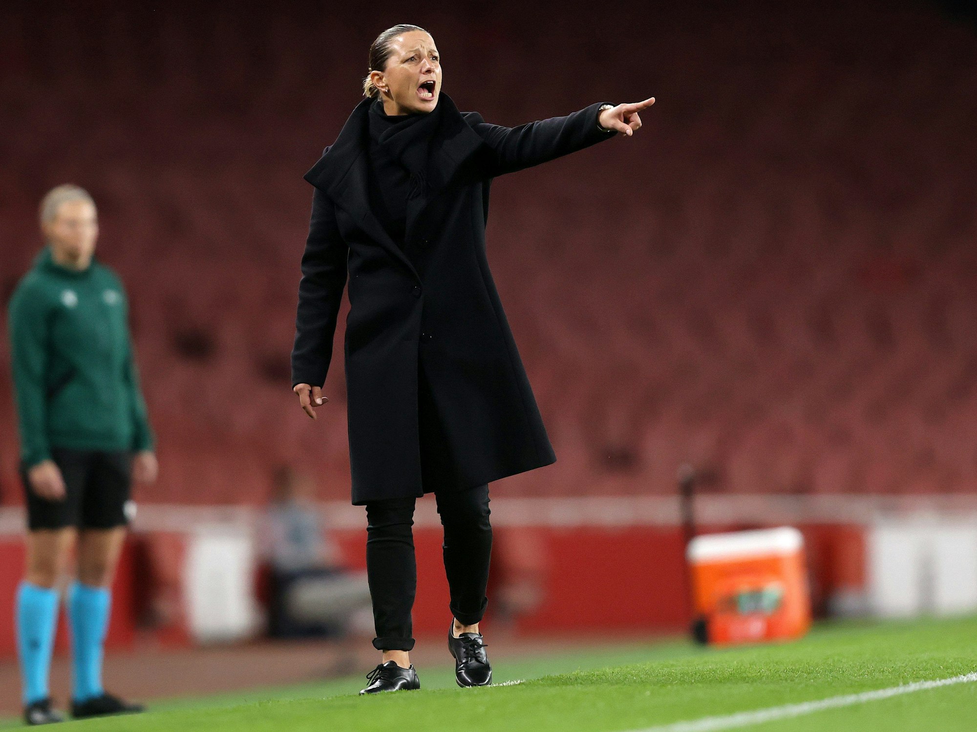 Inka Grings gibt als Trainerin lautstark Anweisungen.