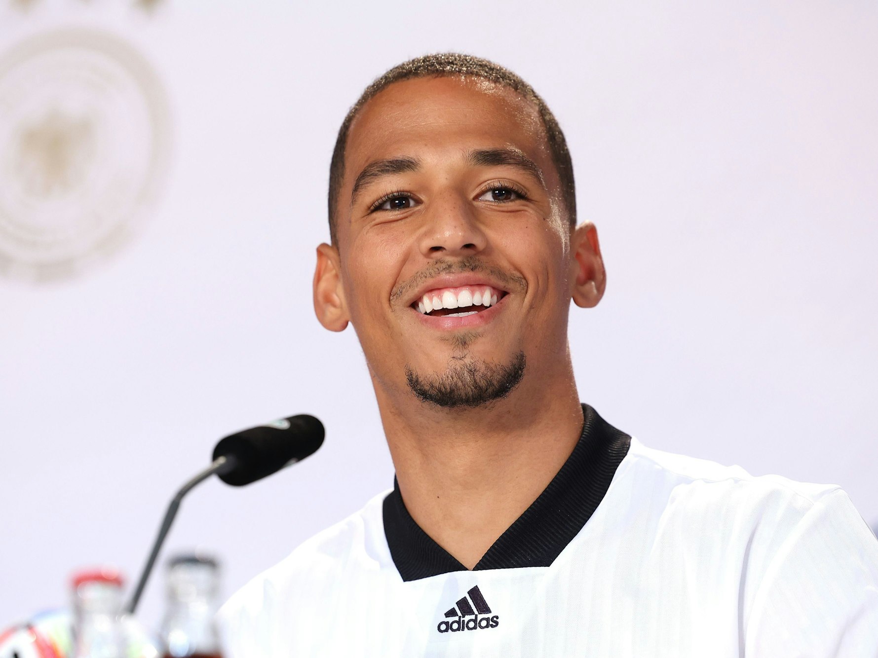 Thilo Kehrer bei der Pressekonferenz der DFB-Mannschaft.