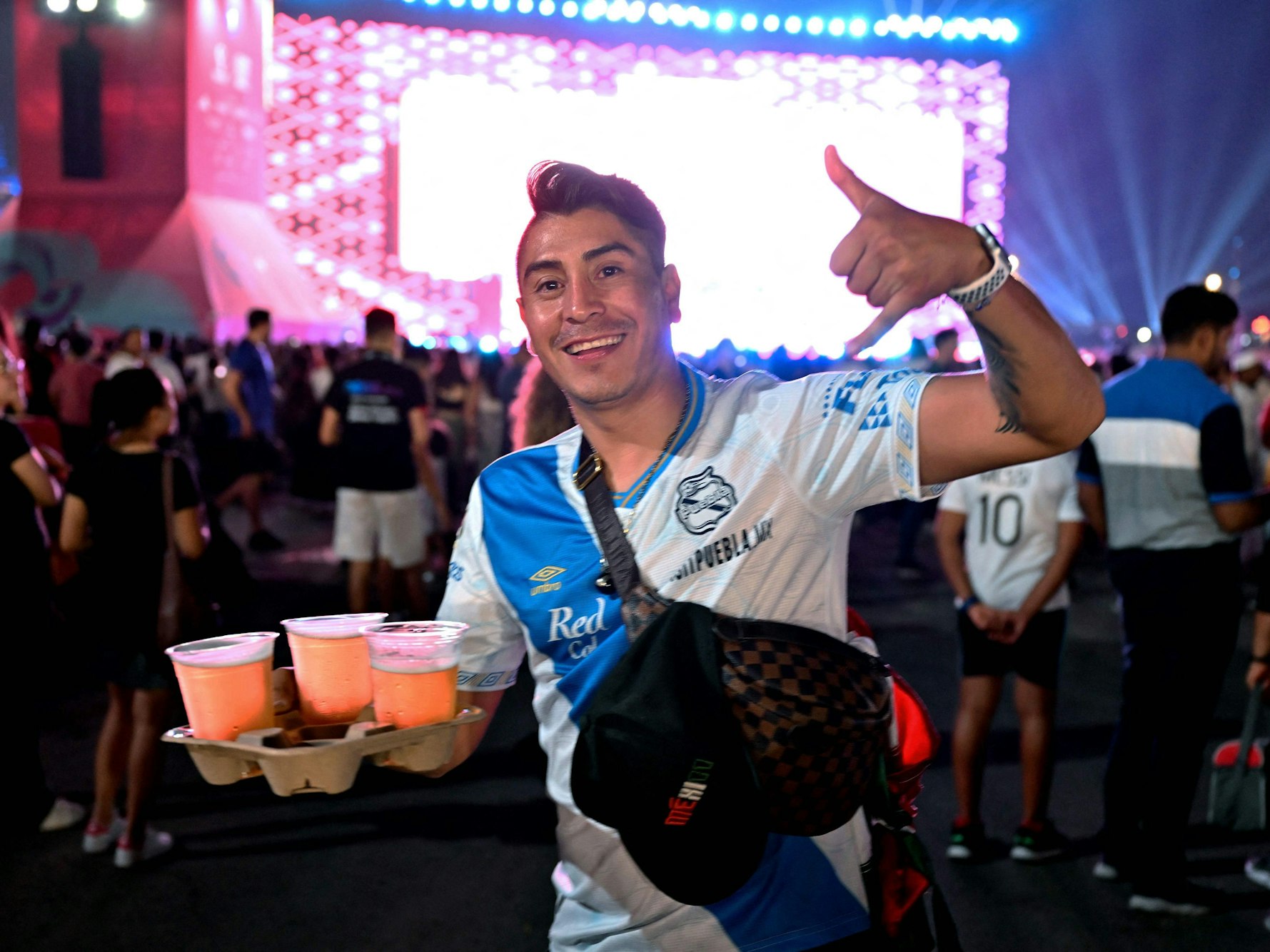 Ein Fan zeigt stolz seine Bierbecher.