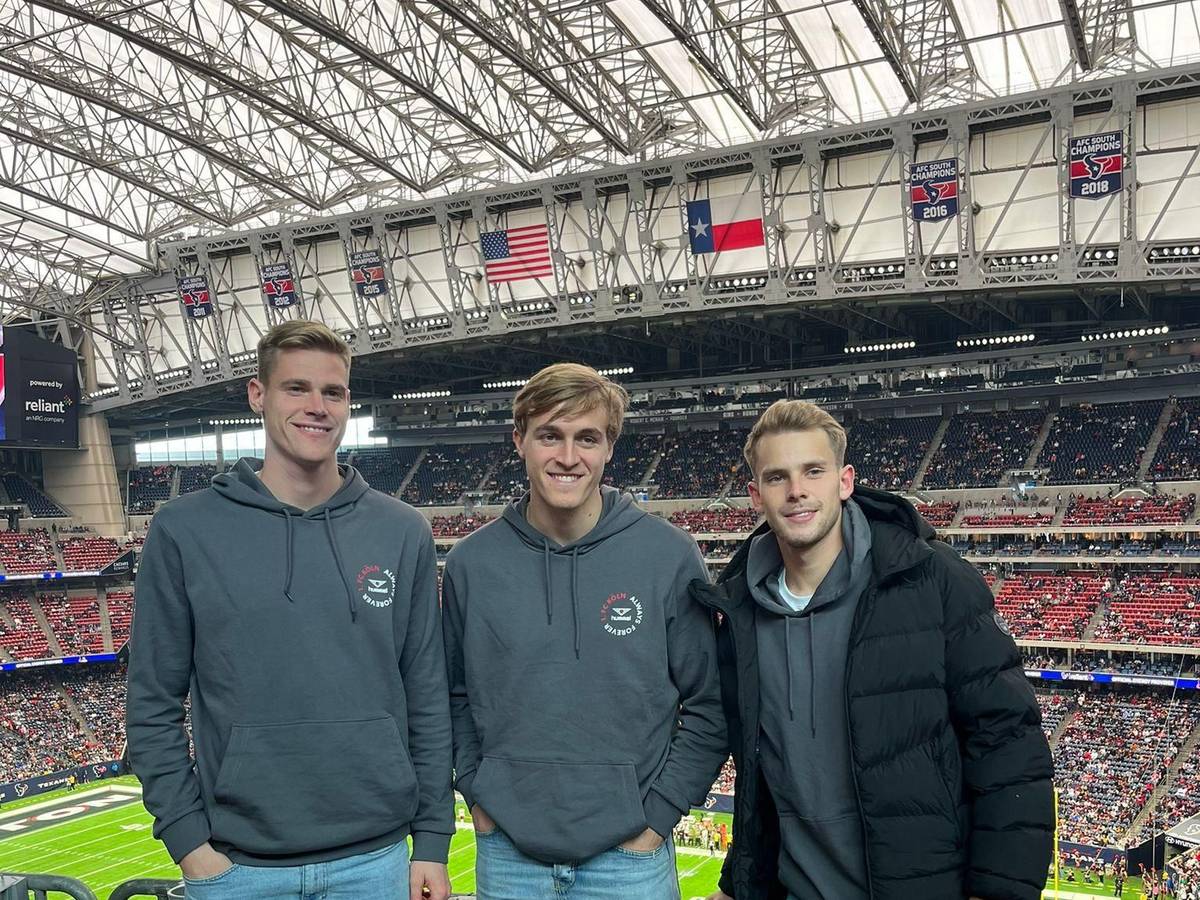 Steffen Tigges, Timo Hübers und Georg Strauch am 20. November 2022 im Stadion der Houston Texans. Foto: Jürgen Kemper