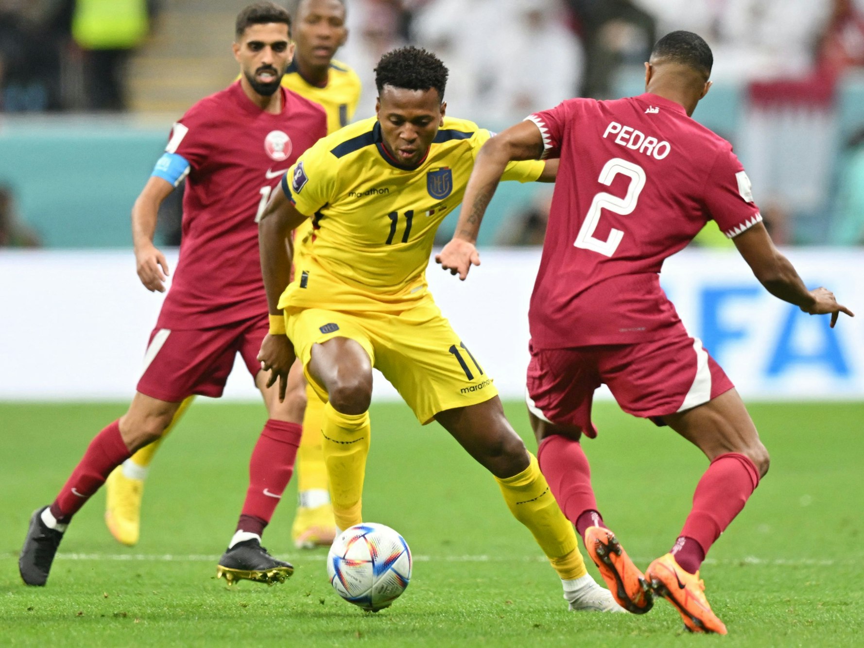 Michael Estrada setzt sich im WM-Eröffnungsspiel gegen zwei katarische Gegenspieler durch.