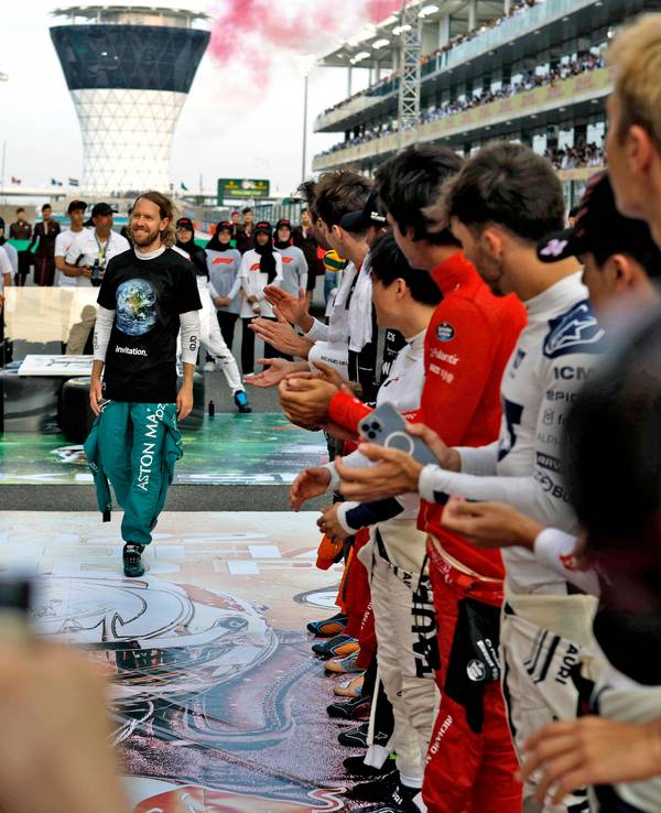 Die Formel-1-Piloten bilden eine Gasse, um Sebastian Vettel gebührend zu verabschieden.