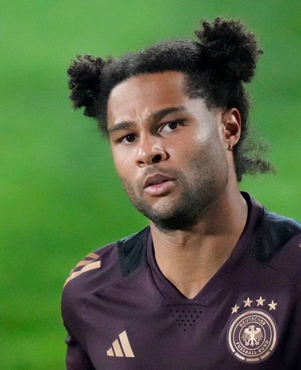 Serge Gnabry beim Aufwärmen beim Training in Katar.