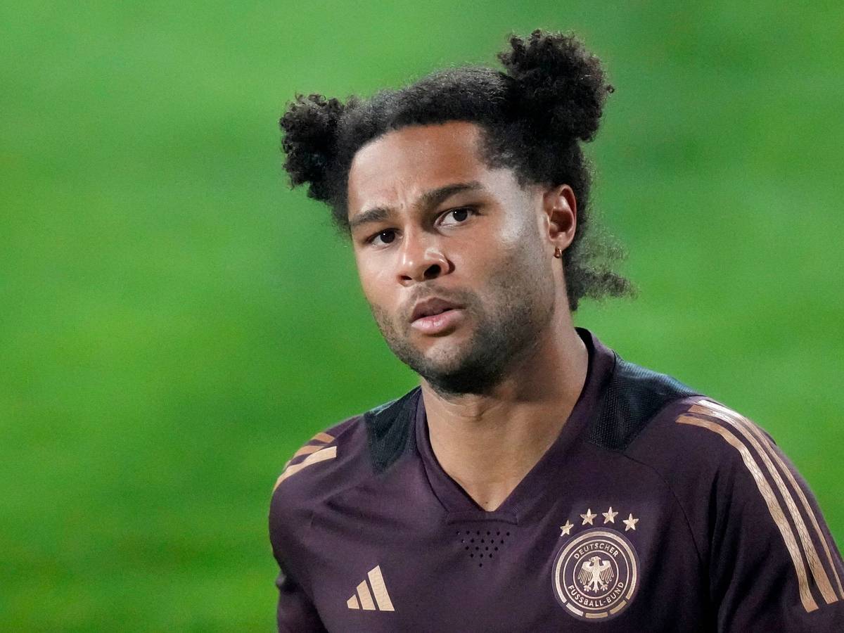 Serge Gnabry beim Aufwärmen beim Training in Katar.