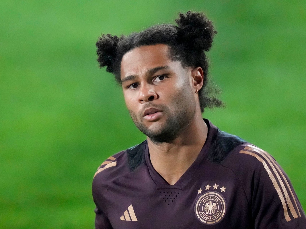 Serge Gnabry beim Aufwärmen beim Training in Katar.