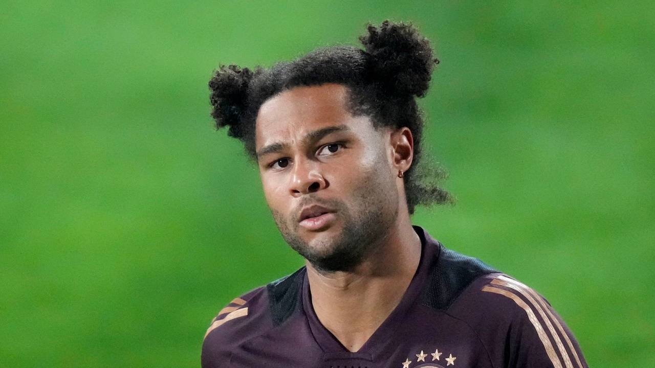 Serge Gnabry beim Aufwärmen beim Training in Katar.