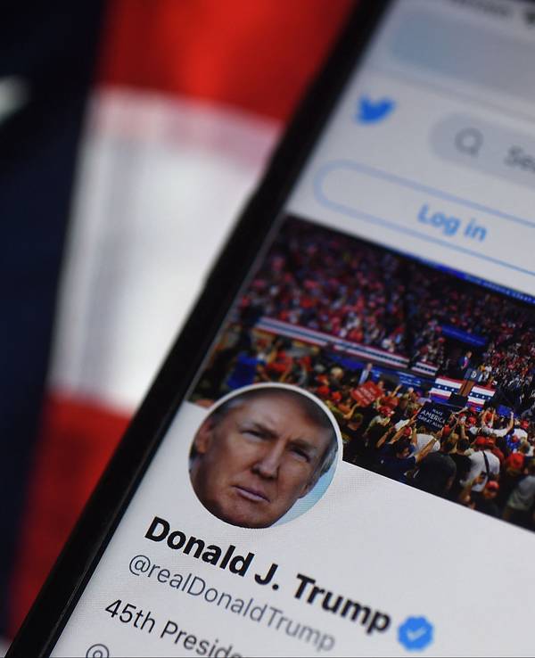 Der Twitter-Account von Donald Trump auf einem Smartphone.