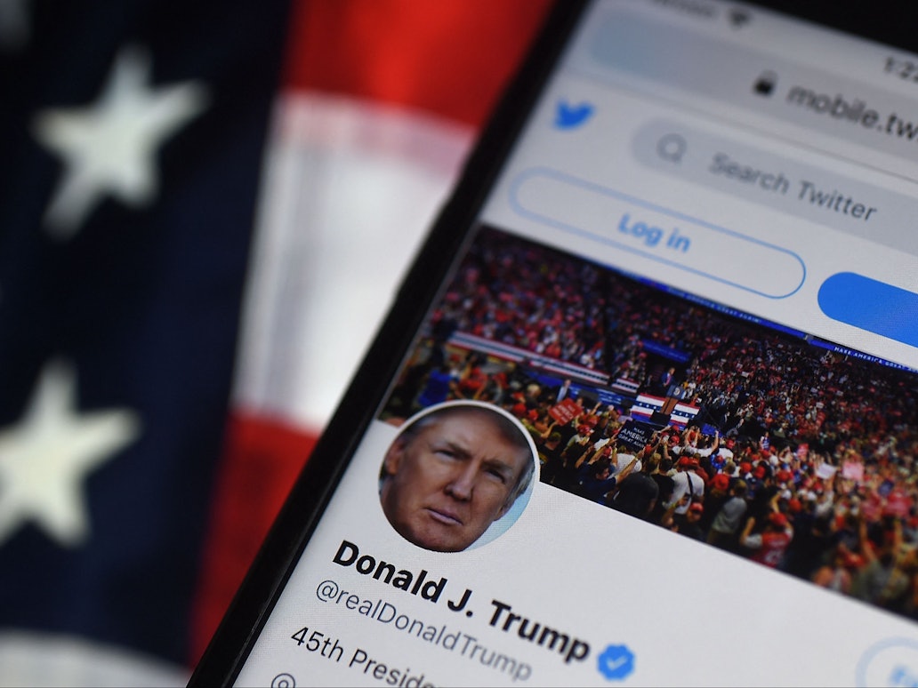 Der Twitter-Account von Donald Trump auf einem Smartphone.