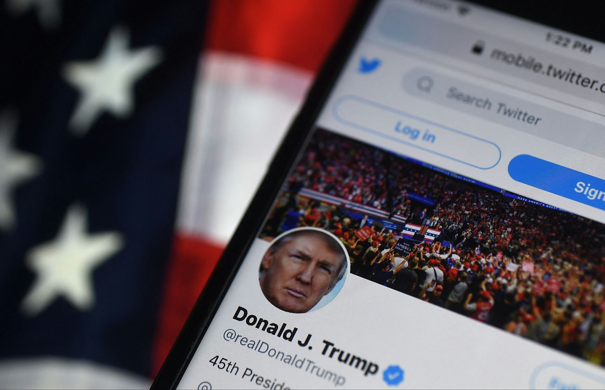 Der Twitter-Account von Donald Trump auf einem Smartphone.