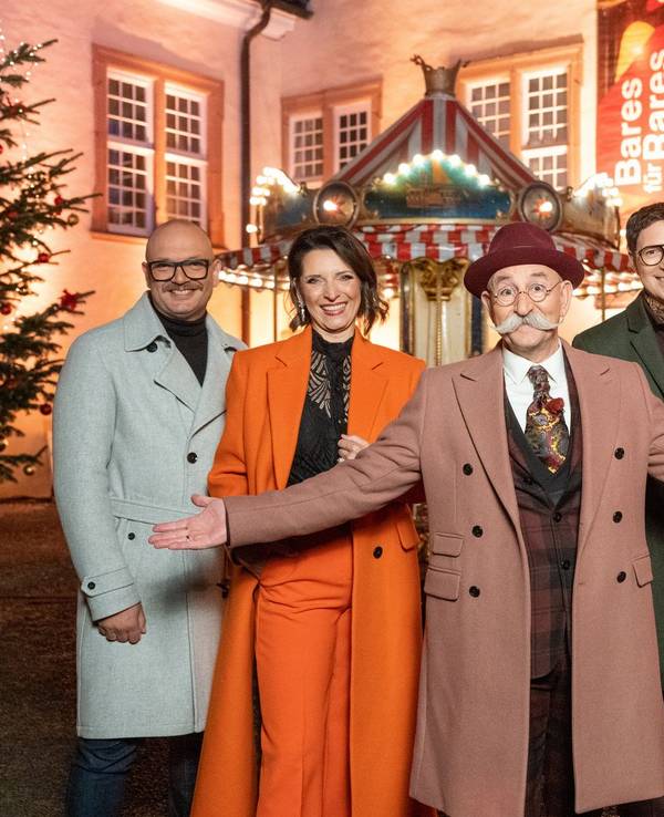 Horst Lichter (M.) mit den Experten von links: Sven Deutschmanek, Wendela Horz, Colmar Schulte-Goltz, Dr. Heide Rezepa-Zabel und Albert Maier vor dem weihnachtlich dekorierten Schloss Ehreshoven in Engelskirchen. Alle tragen Mäntel.