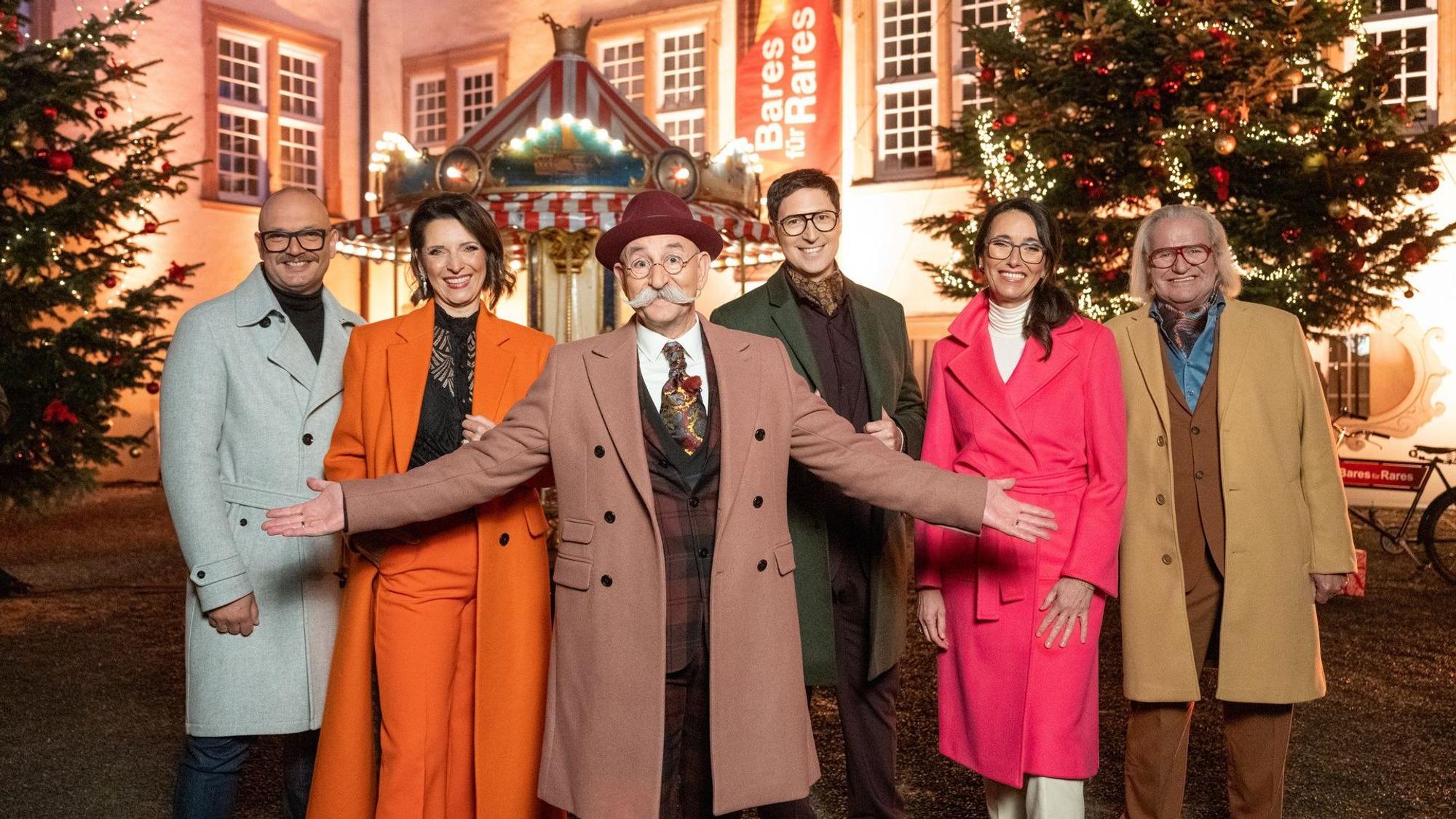 Horst Lichter (M.) mit den Experten von links: Sven Deutschmanek, Wendela Horz, Colmar Schulte-Goltz, Dr. Heide Rezepa-Zabel und Albert Maier vor dem weihnachtlich dekorierten Schloss Ehreshoven in Engelskirchen.