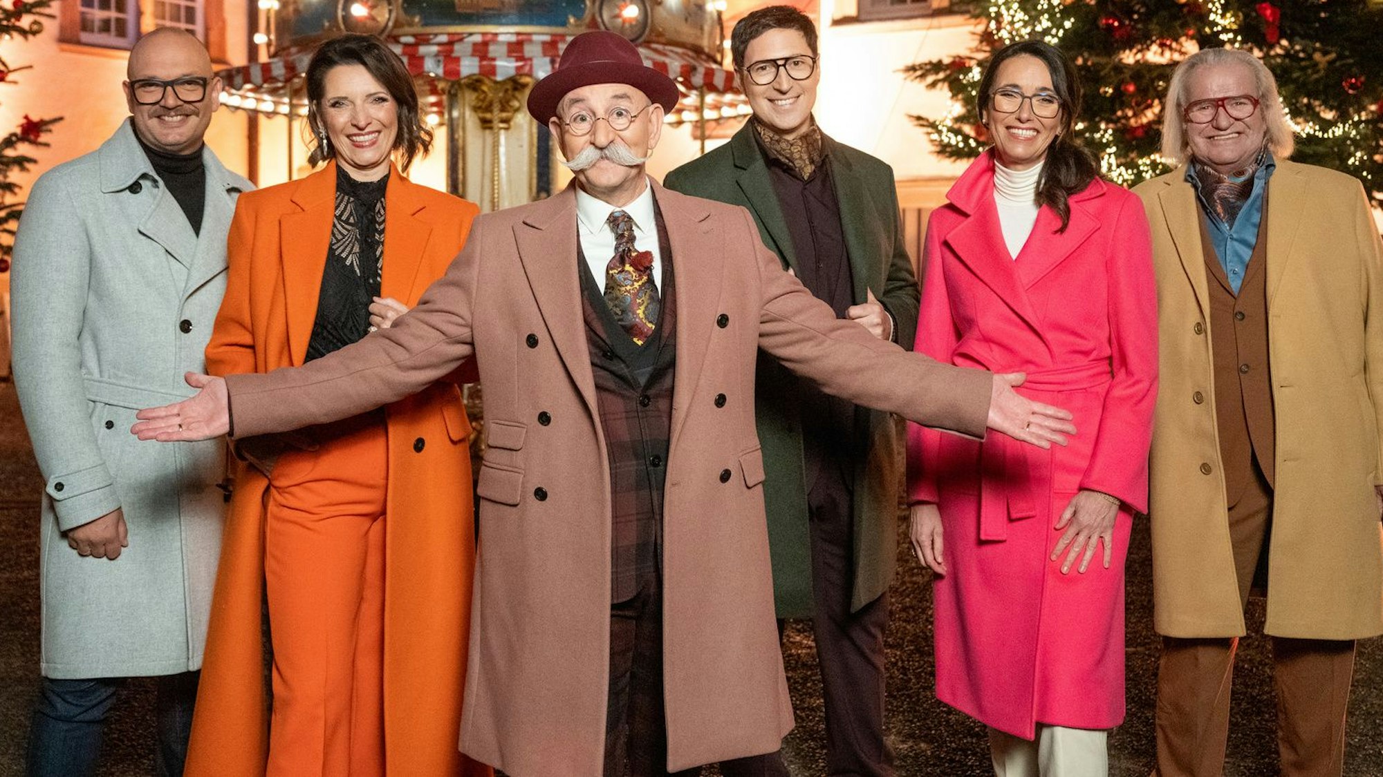 Horst Lichter (M.) mit den Experten von links: Sven Deutschmanek, Wendela Horz, Colmar Schulte-Goltz, Dr. Heide Rezepa-Zabel und Albert Maier vor dem weihnachtlich dekorierten Schloss Ehreshoven in Engelskirchen. Alle tragen Mäntel.