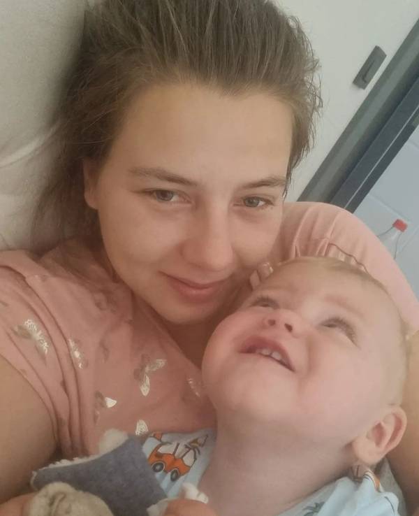 Sarafina Wollny posiert mit einem ihrer Zwillinge für ein Selfie.