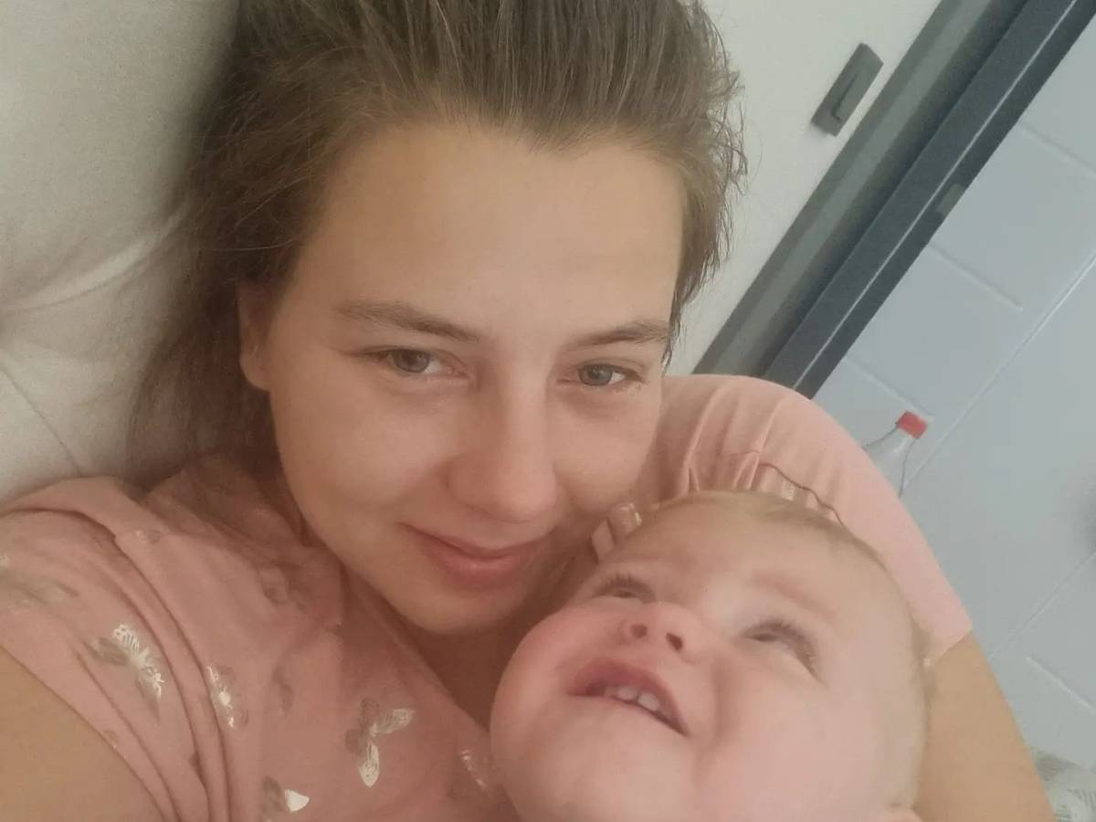 Sarafina Wollny posiert mit einem ihrer Zwillinge für ein Selfie.