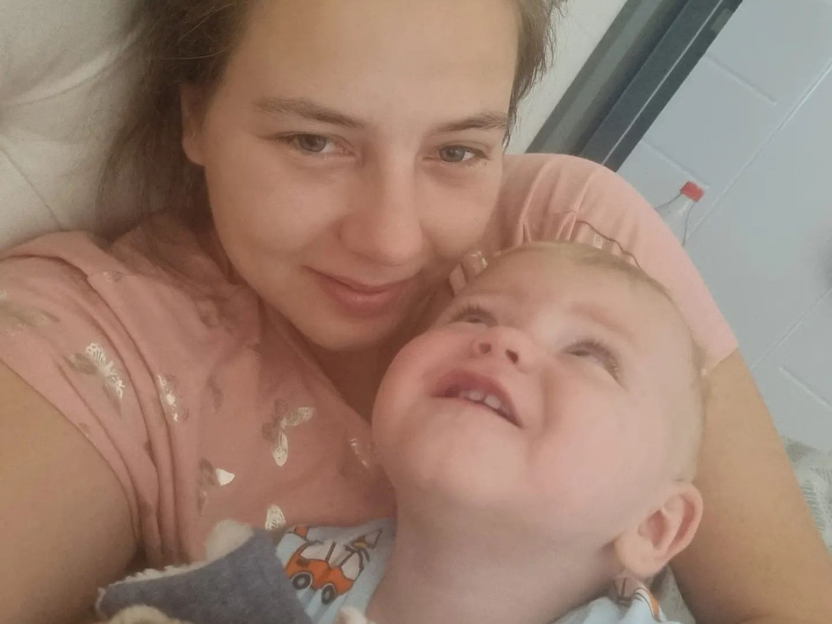 Sarafina Wollny posiert mit einem ihrer Zwillinge für ein Selfie.