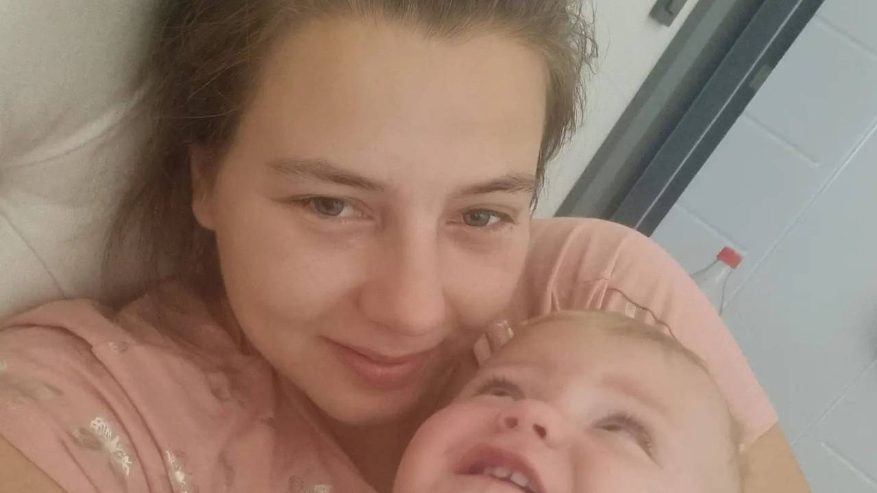 Sarafina Wollny posiert mit einem ihrer Zwillinge für ein Selfie.