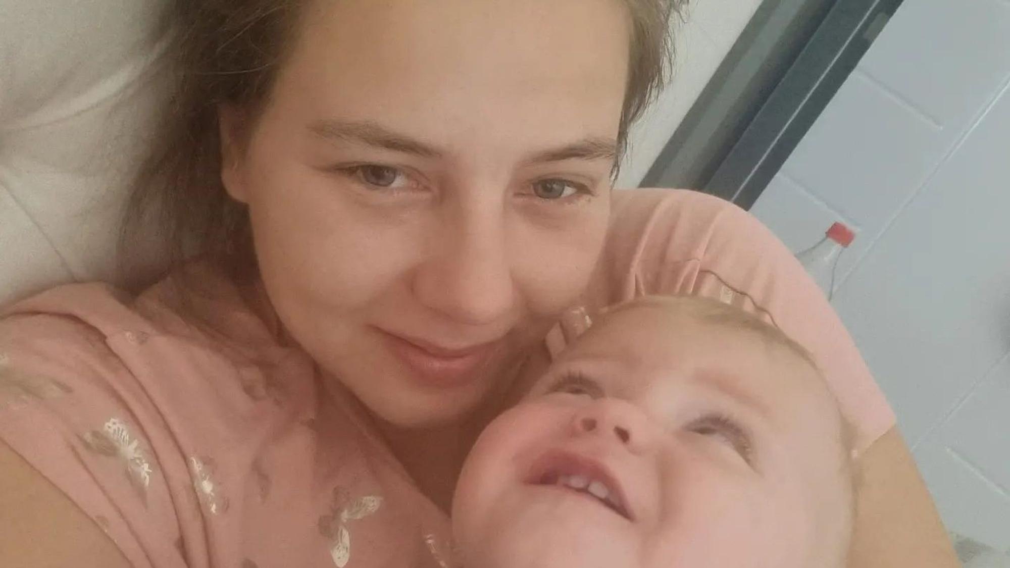 Sarafina Wollny posiert mit einem ihrer Zwillinge für ein Selfie.