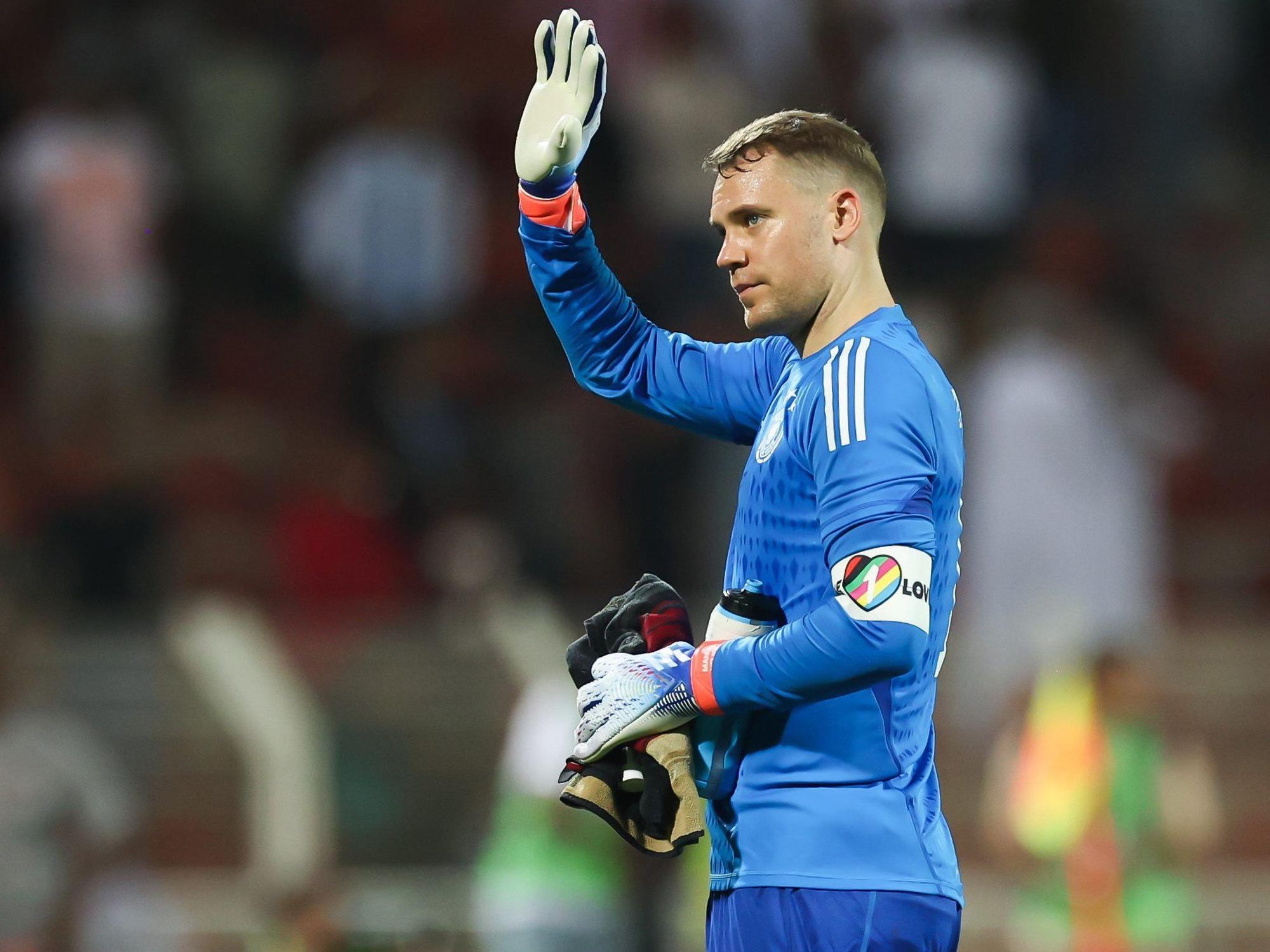 Deutschlands Torhüter Manuel Neuer winkt nach dem Spiel ins Publikum.