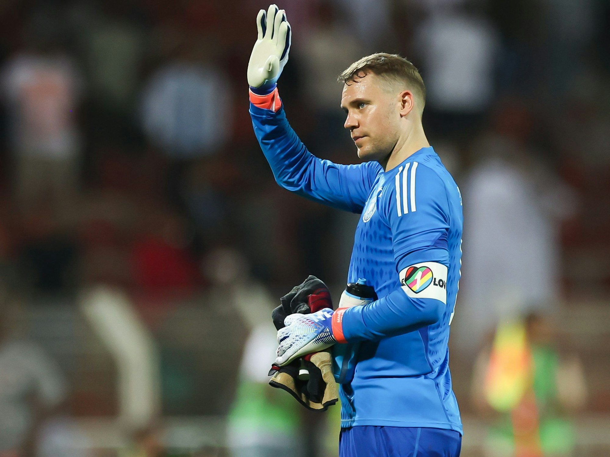 Deutschlands Torhüter Manuel Neuer winkt nach dem Spiel ins Publikum.