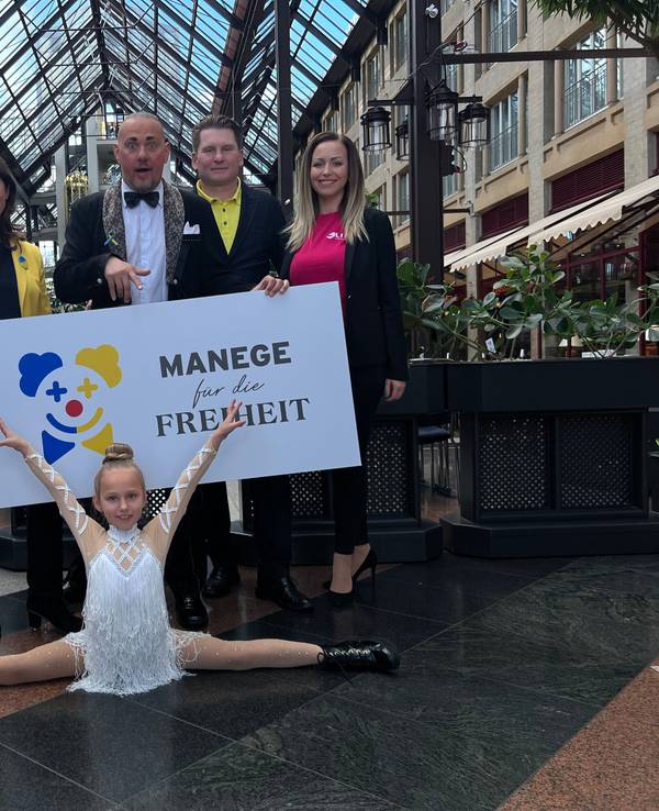 Linda Mai, Gründerin des Blau-Gelben Kreuzes, Georgii Kyrychenko, Leiter der EquiVokee-Clowns, Ilja Smitt, Produzent des Kölner Weihnachtscircus, Ievgeniia Späth, Vorsitzende von Life Cologne und die 7-jährige Projektbotschafterin Kateryna (von links nach rechts).