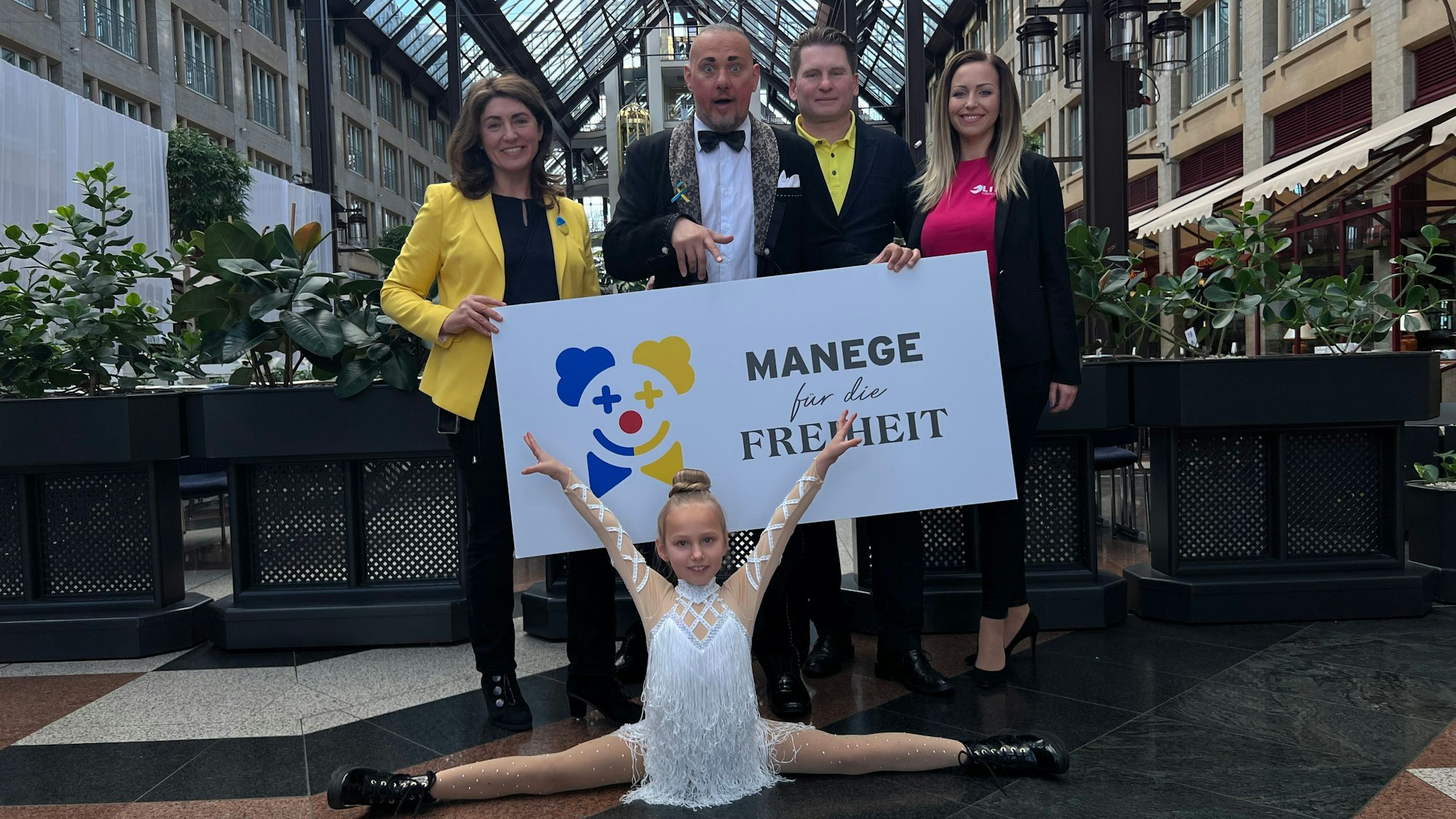 Linda Mai, Gründerin des Blau-Gelben Kreuzes, Georgii Kyrychenko, Leiter der EquiVokee-Clowns, Ilja Smitt, Produzent des Kölner Weihnachtscircus, Ievgeniia Späth, Vorsitzende von Life Cologne und die 7-jährige Projektbotschafterin Kateryna (von links nach rechts).