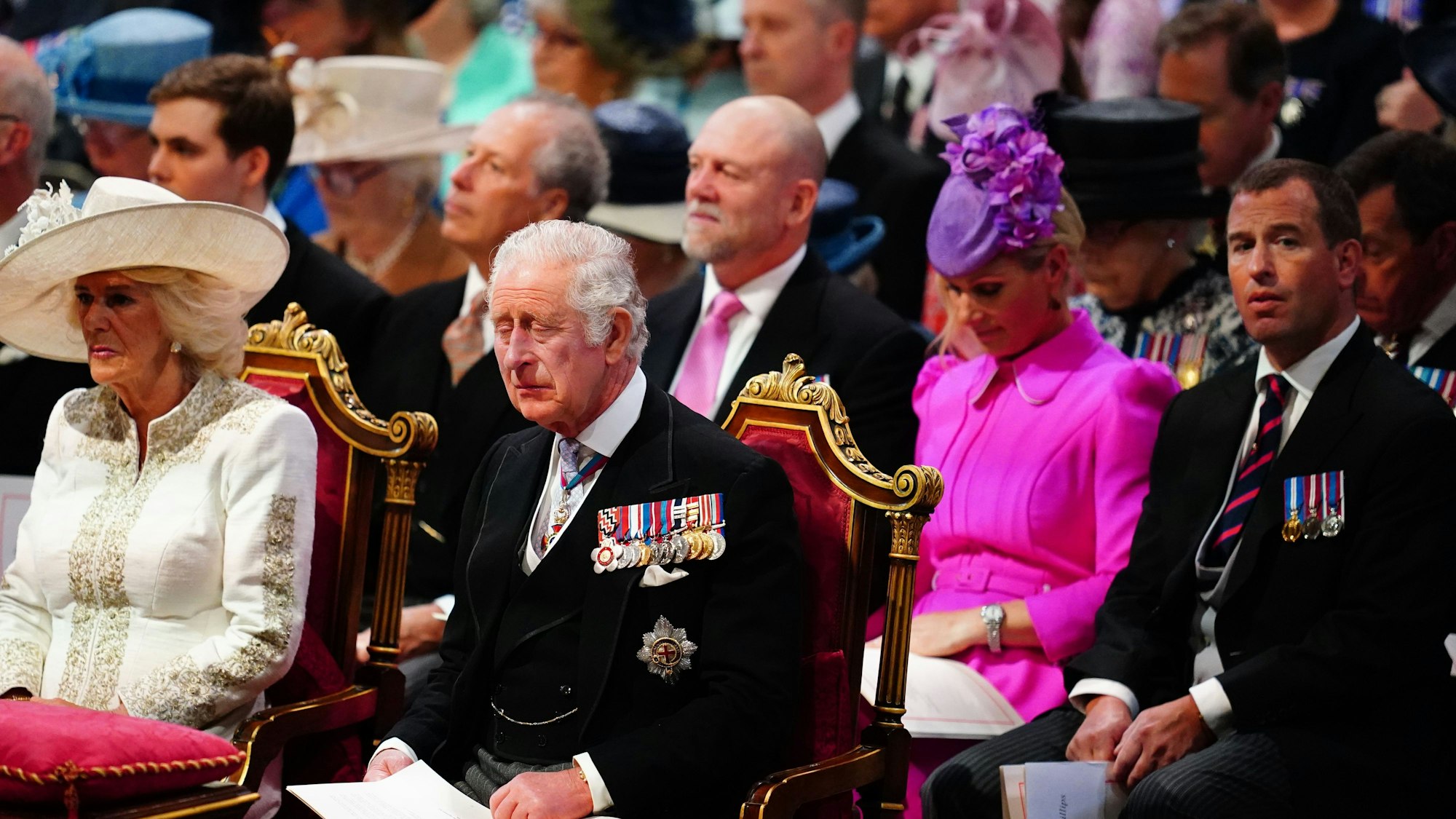 Camilla (l-r), Herzogin von Cornwall, Prinz Charles, Prinz von Wales, David Albert Charles Armstrong-Jones (2. Reihe, 3.v.l-r), 2. Earl of Snowdon, Mike Tindall, Zara Tindall und Peter Phillips sitzen anlässlich der Dankes-Messe in der St. Paul's Kathedrale, am zweiten Tag der Feierlichkeiten zum Platinjubiläum der Queen. +