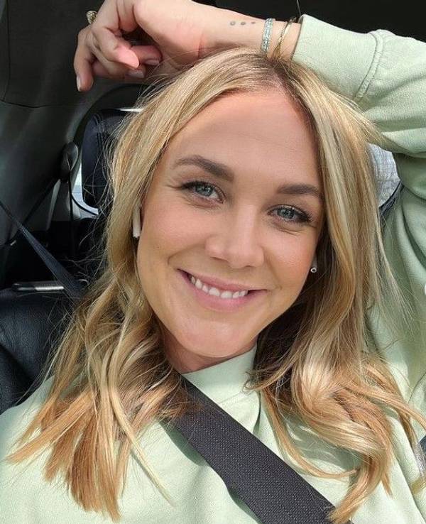 Alina Merkau lächelt für ein Selfie in die Kamera.