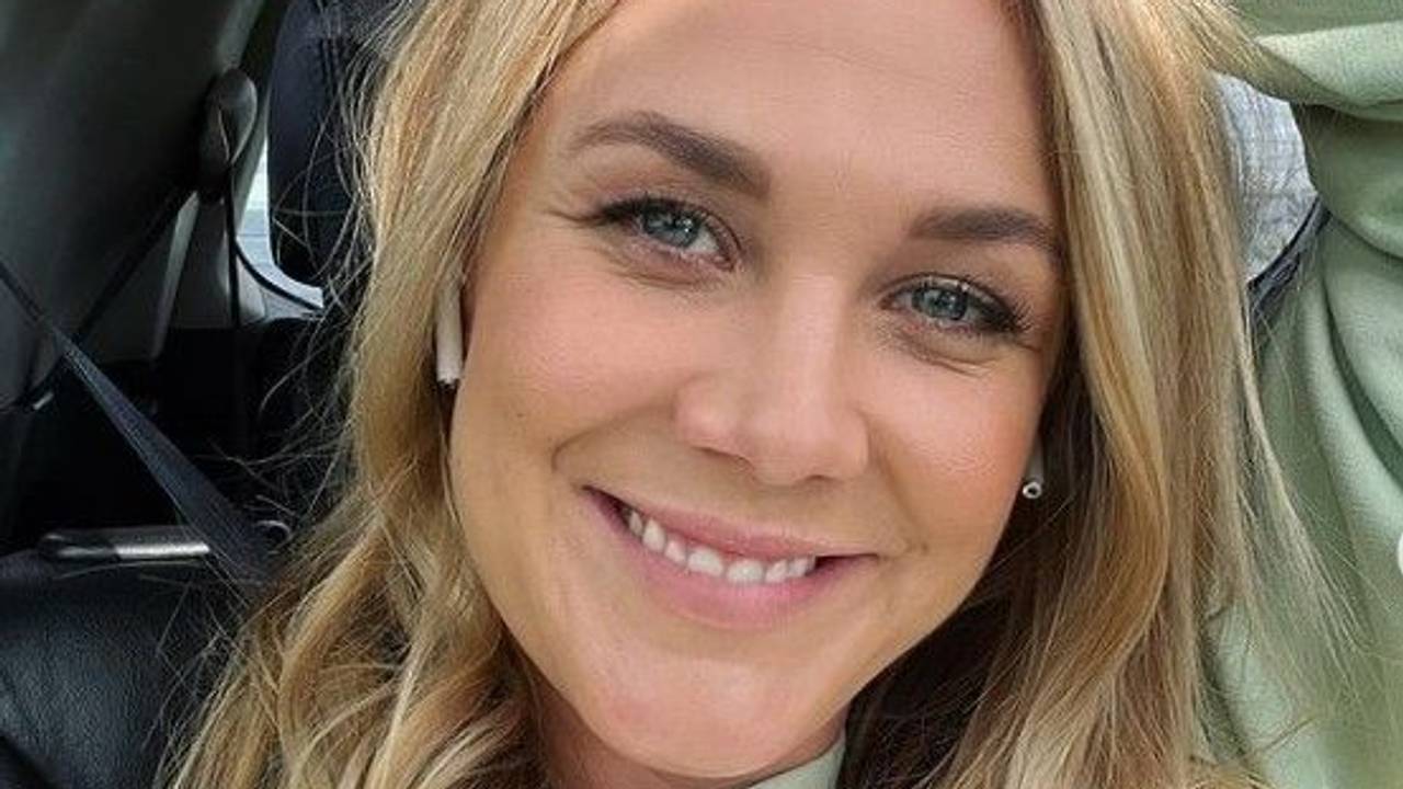 Alina Merkau lächelt für ein Selfie in die Kamera.