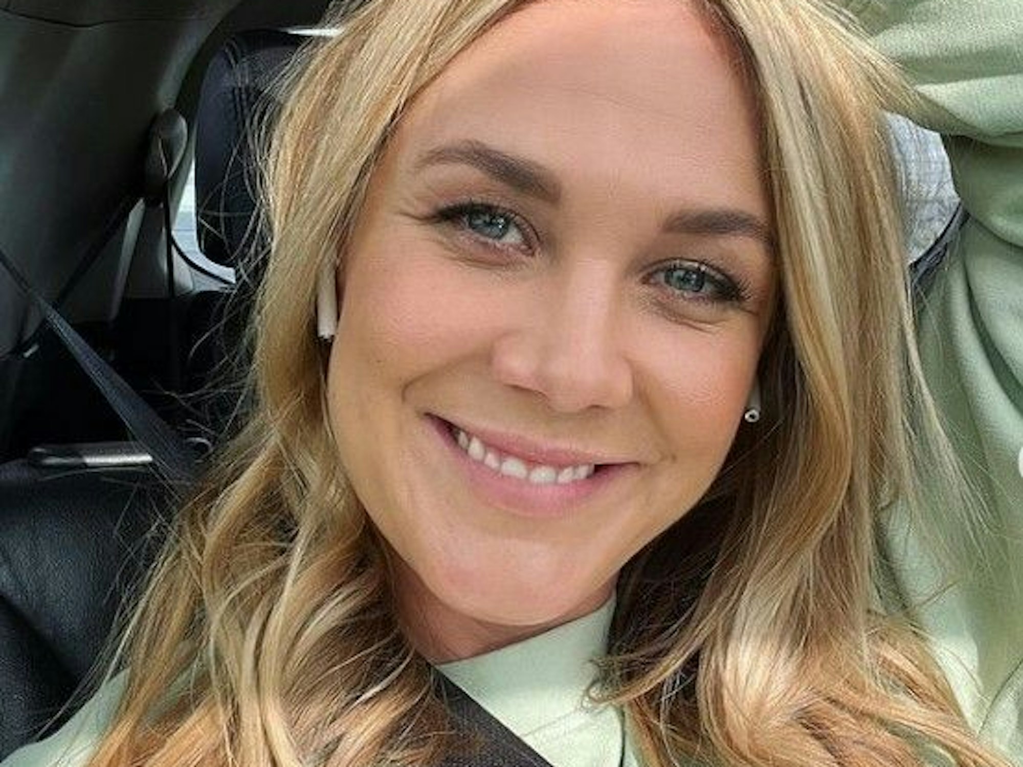 Alina Merkau lächelt in die Kamera.