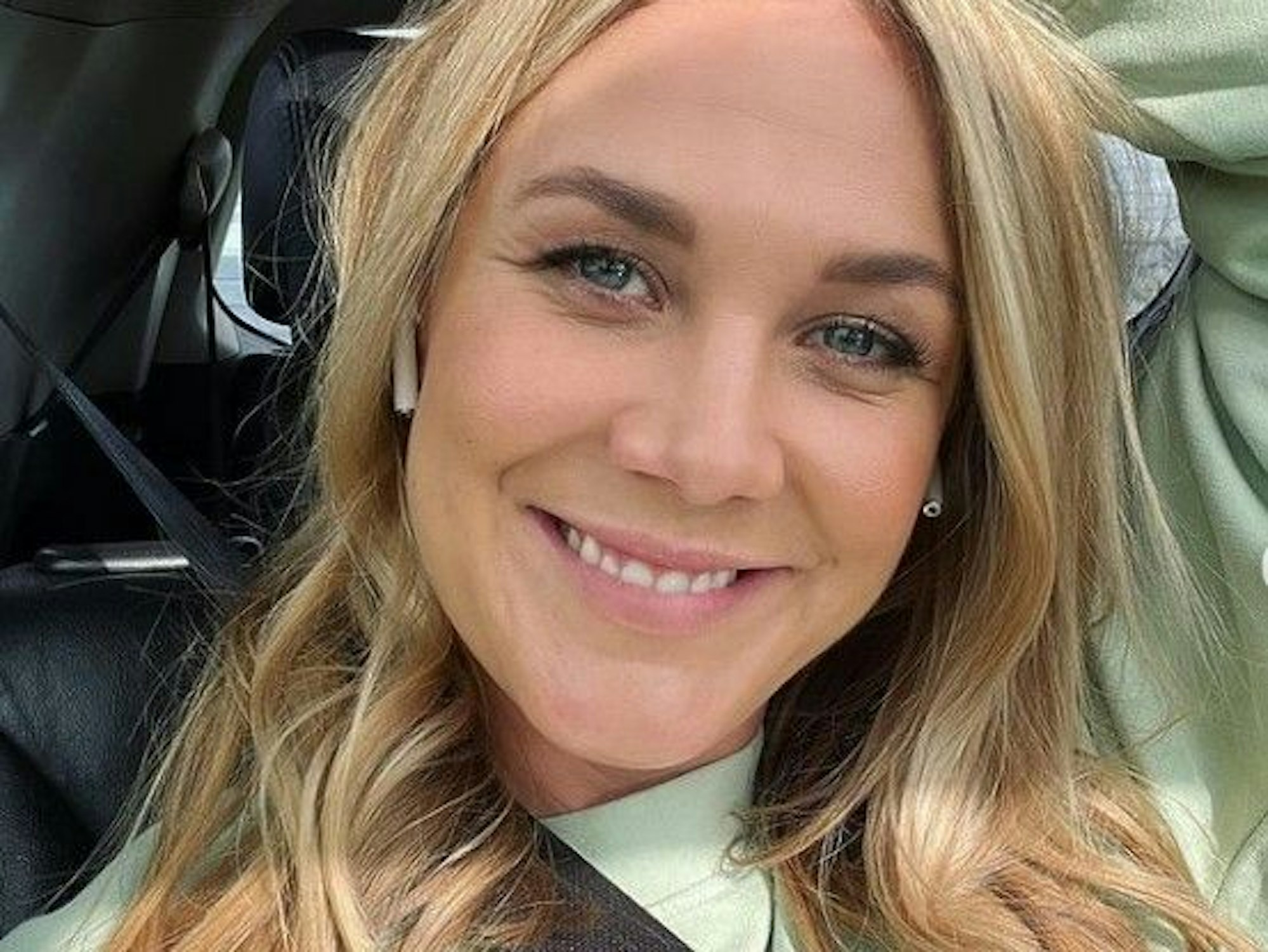 Alina Merkau lächelt für ein Selfie in die Kamera.