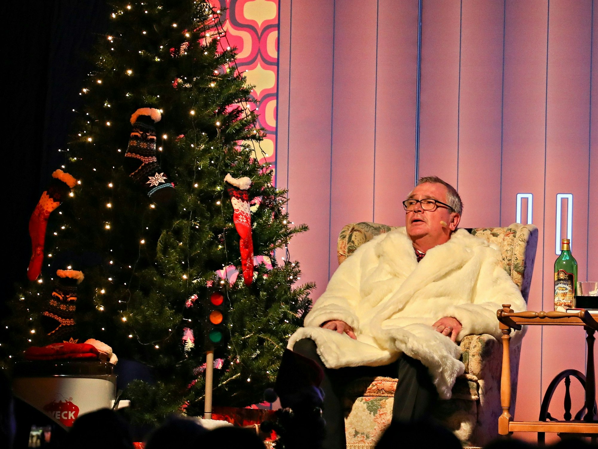 Jürgen B. Hausmann in weißem Mantel auf der Bühne im Theater am Tanzbrunnen. Der Kölner wurde auch mit einem Stern an der Wall of fame geehrt.