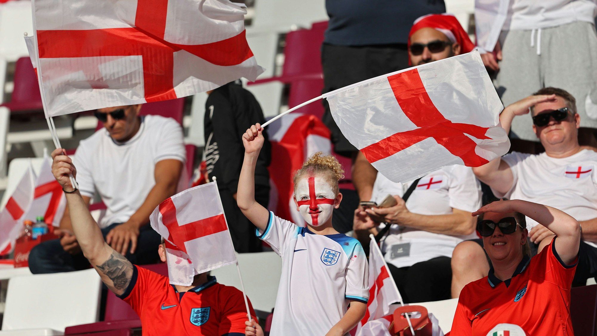 England-Fans im Khalifa International Stadium.