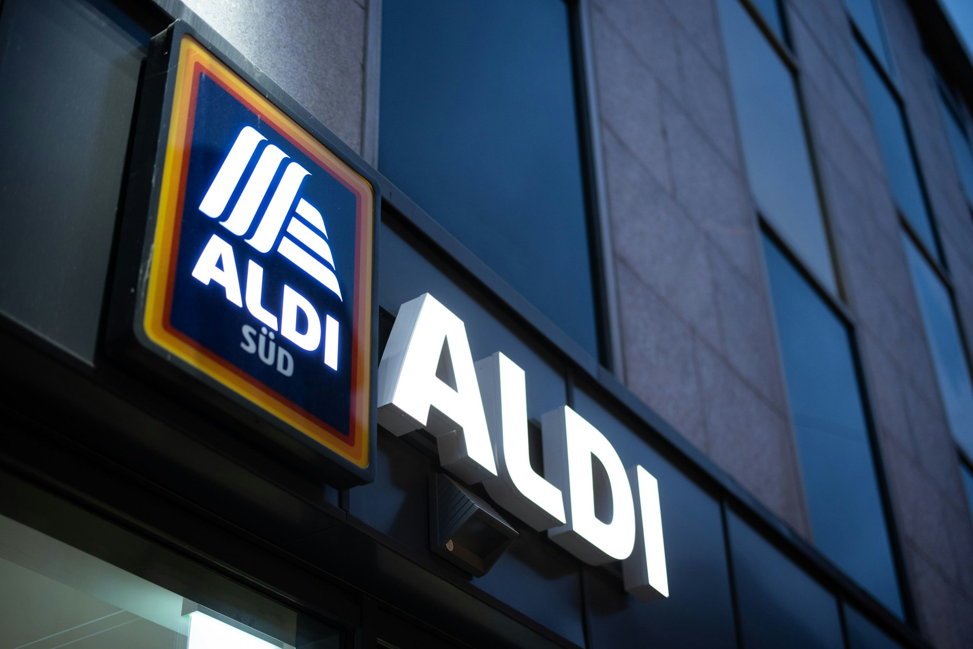 Das Logo einer Aldi Süd Filiale, fotografiert in einer Fußgängerzone der Düsseldorfer Innenstadt.