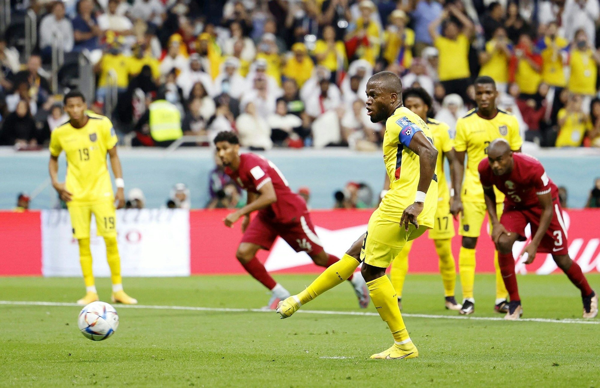 Enner Valencia schießt einen Elfmeter.