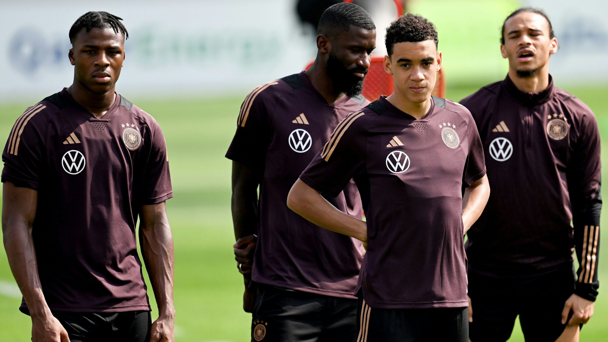 Training im Al-Shamal Stadion, die deutschen Nationalspieler (vl) Armel Bella-Kotchap, Antonio Rüdiger, Jamal Musiala, Leroy Sane stehen im Training zusammen.