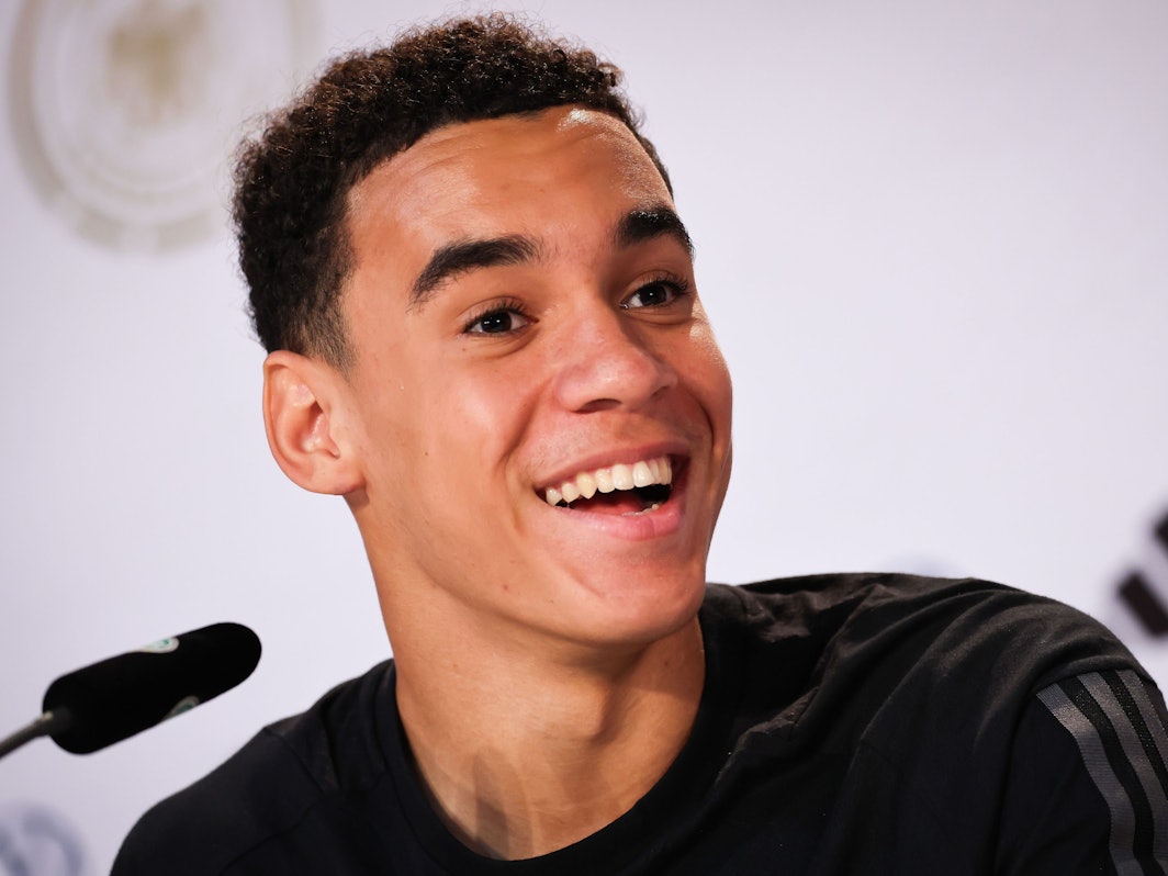 Der deutsche Nationalspieler Jamal Musiala spricht bei einer PK.