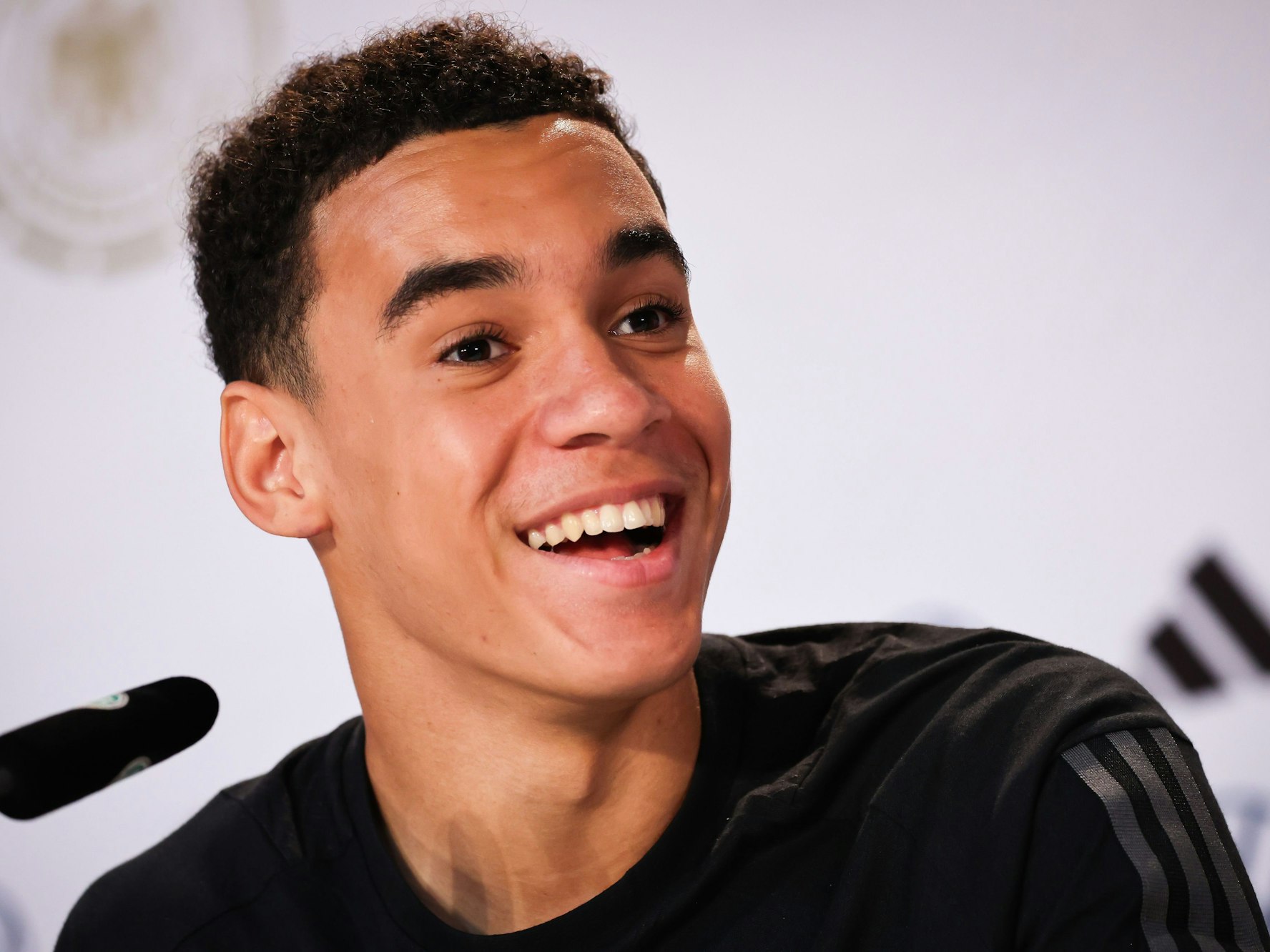 Der deutsche Nationalspieler Jamal Musiala spricht bei einer PK.