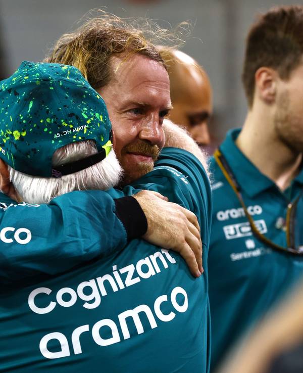 Sebastian Vettel umarmt seinen Vater Norbert.