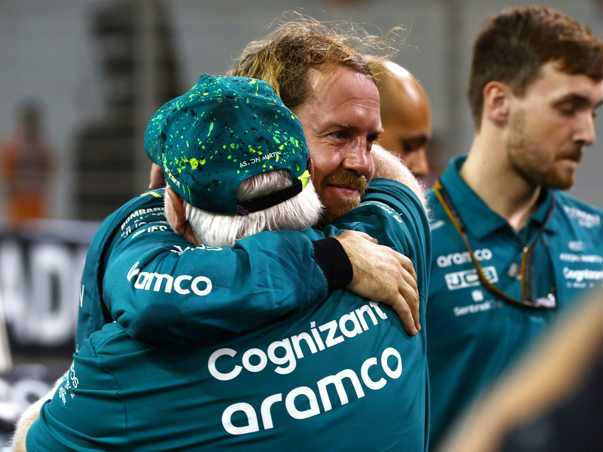 Sebastian Vettel umarmt seinen Vater Norbert.