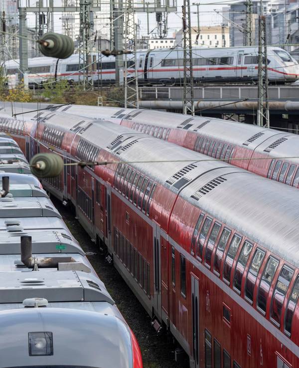 Bei der Deutschen Bahn kommt es zu Ausfällen und Verspätungen. Unser Foto zeigt Nahverkehrszüge am Hauptbahnhof Frankfurt.