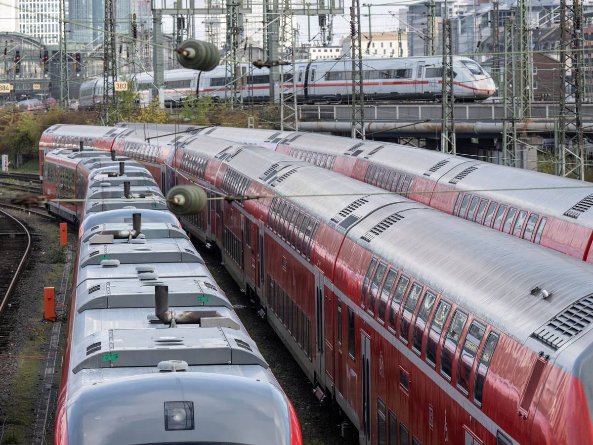 Bei der Deutschen Bahn kommt es zu Ausfällen und Verspätungen. Unser Foto zeigt Nahverkehrszüge am Hauptbahnhof Frankfurt.