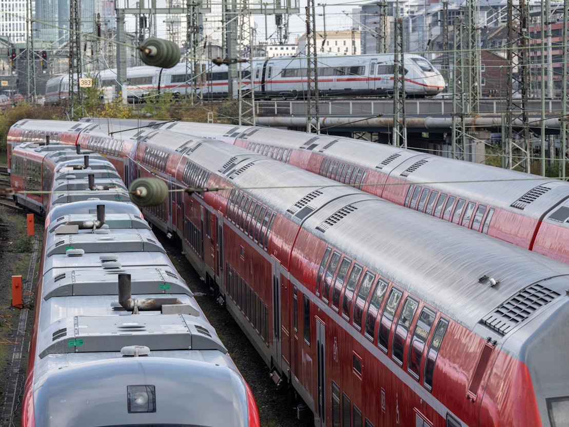 Bei der Deutschen Bahn kommt es zu Ausfällen und Verspätungen. Unser Foto zeigt Nahverkehrszüge am Hauptbahnhof Frankfurt.