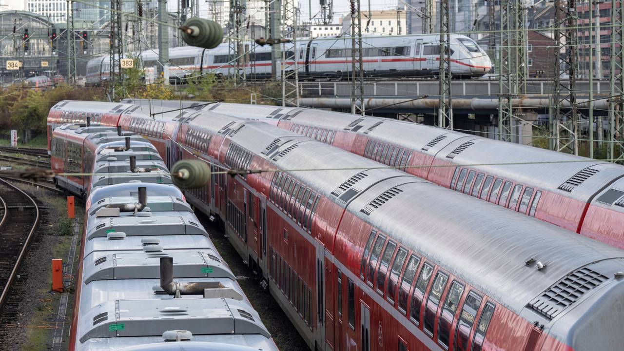 Bei der Deutschen Bahn kommt es zu Ausfällen und Verspätungen. Unser Foto zeigt Nahverkehrszüge am Hauptbahnhof Frankfurt.