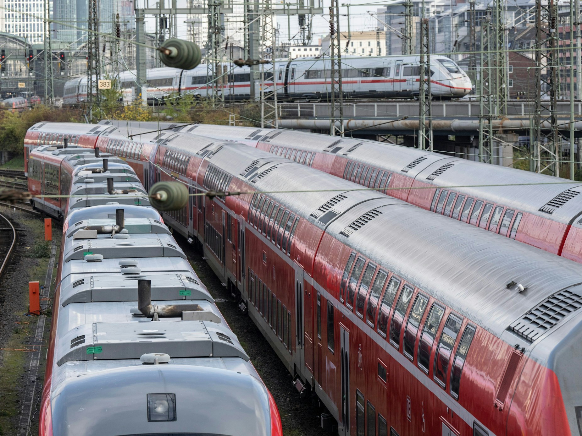 Bei der Deutschen Bahn kommt es zu Ausfällen und Verspätungen. Unser Foto zeigt Nahverkehrszüge am Hauptbahnhof Frankfurt.