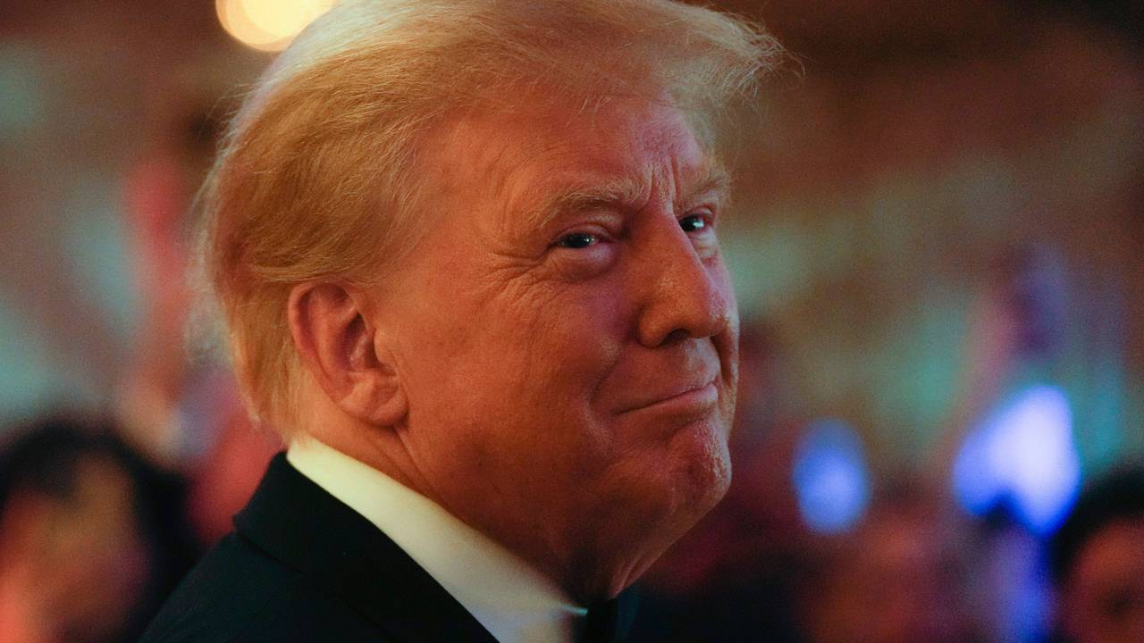 Donald Trump lächelt bei einem Event in Mar-a-Lago.
