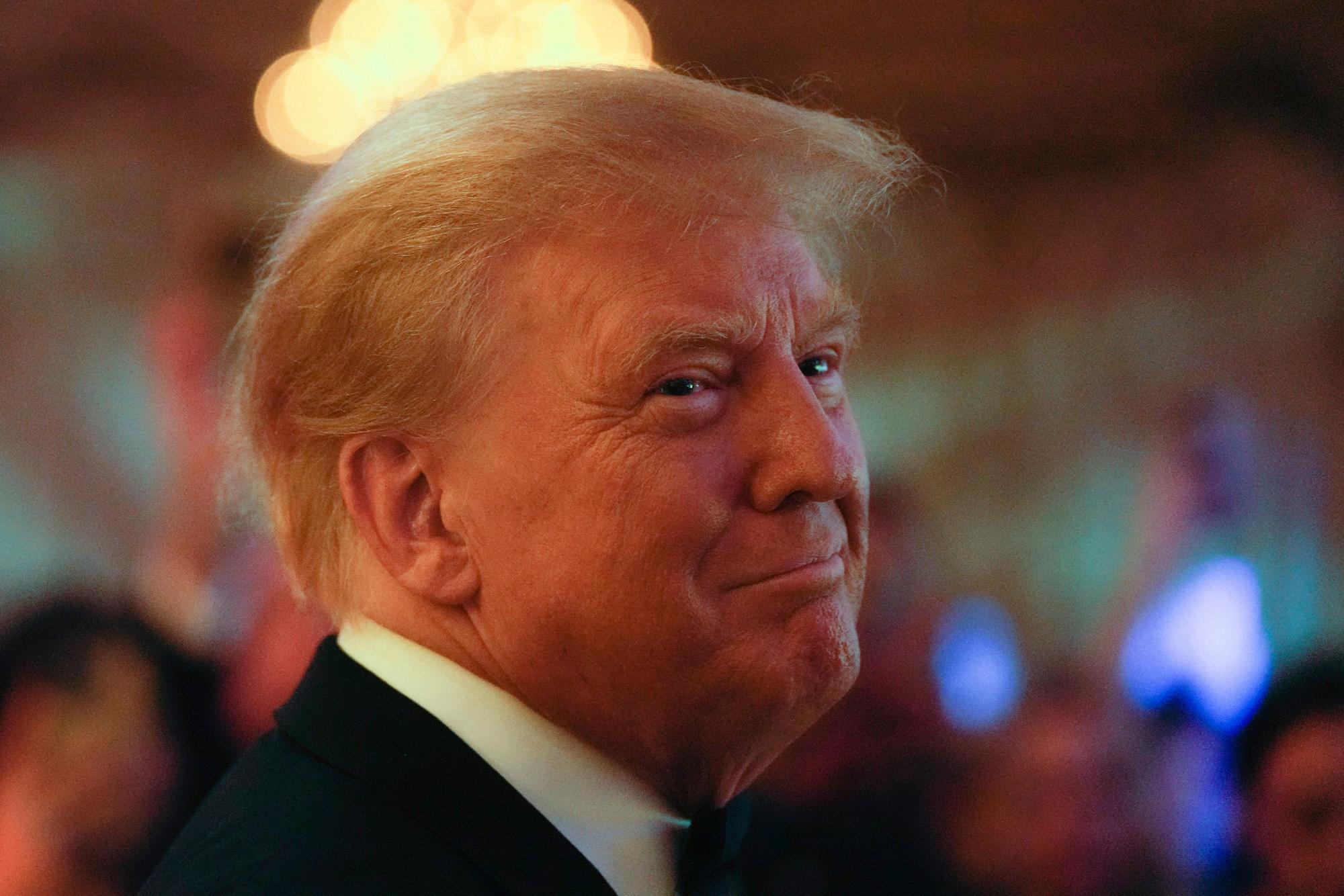 Donald Trump lächelt bei einem Event in Mar-a-Lago.