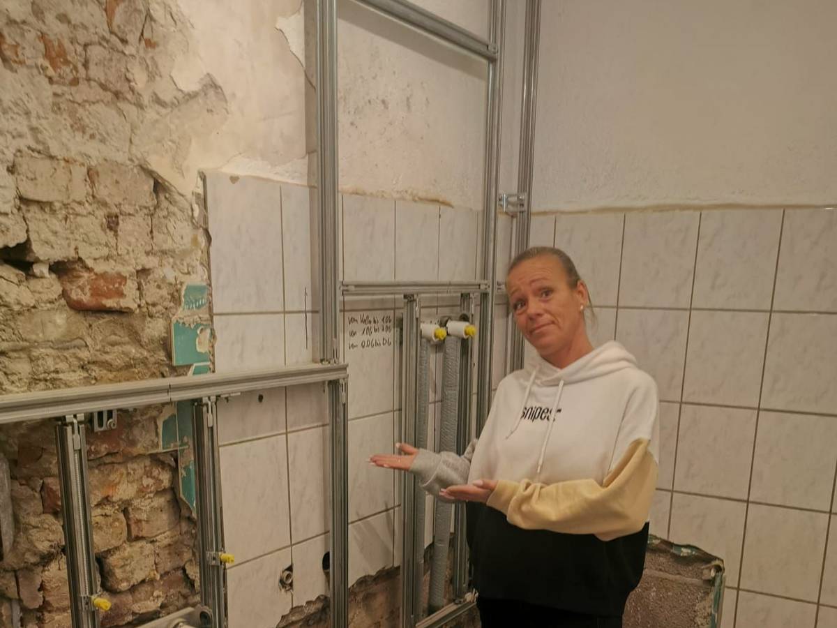 Eine Frau steht in einer Baustelle.